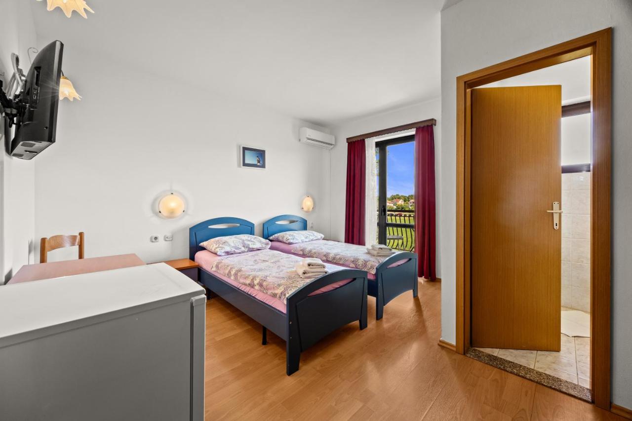 Doppel-/Zweibettzimmer mit Balkon