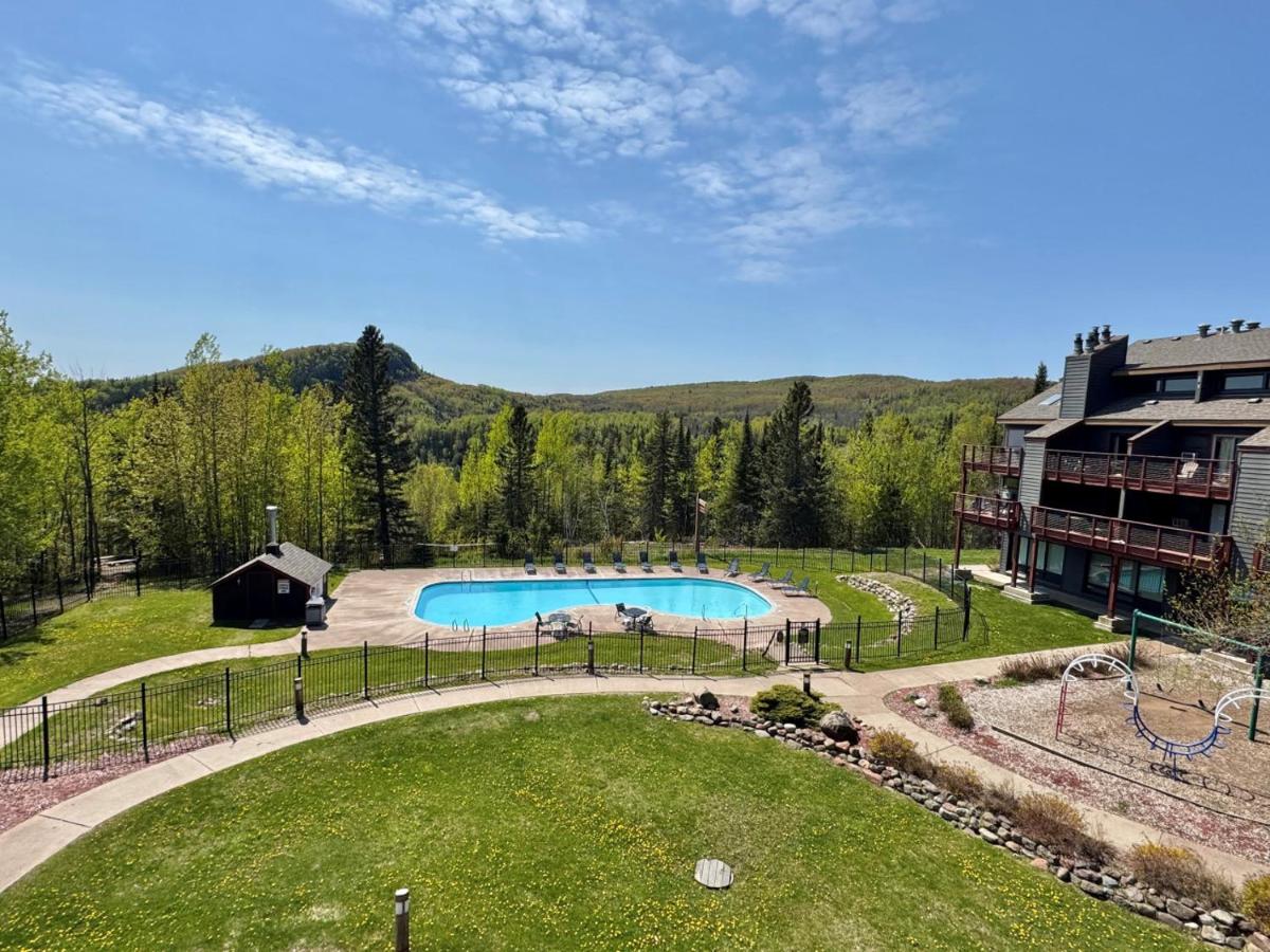 Lutsen Mtn Ski in Ski out Pool Hot Tub Fire Pit - B&B Lutsen