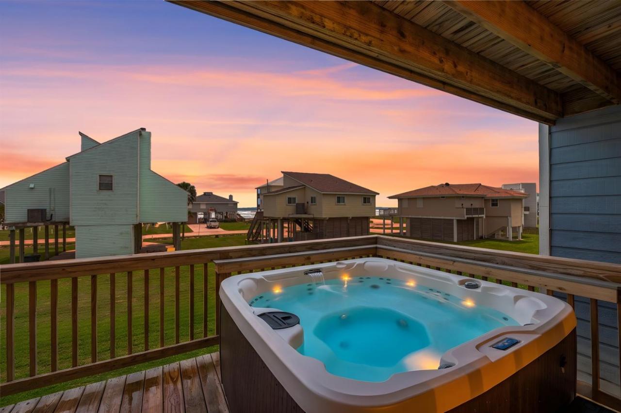 Gulf-View Townhome Hot Tub 2-Min Beach Walk - B&B Galveston