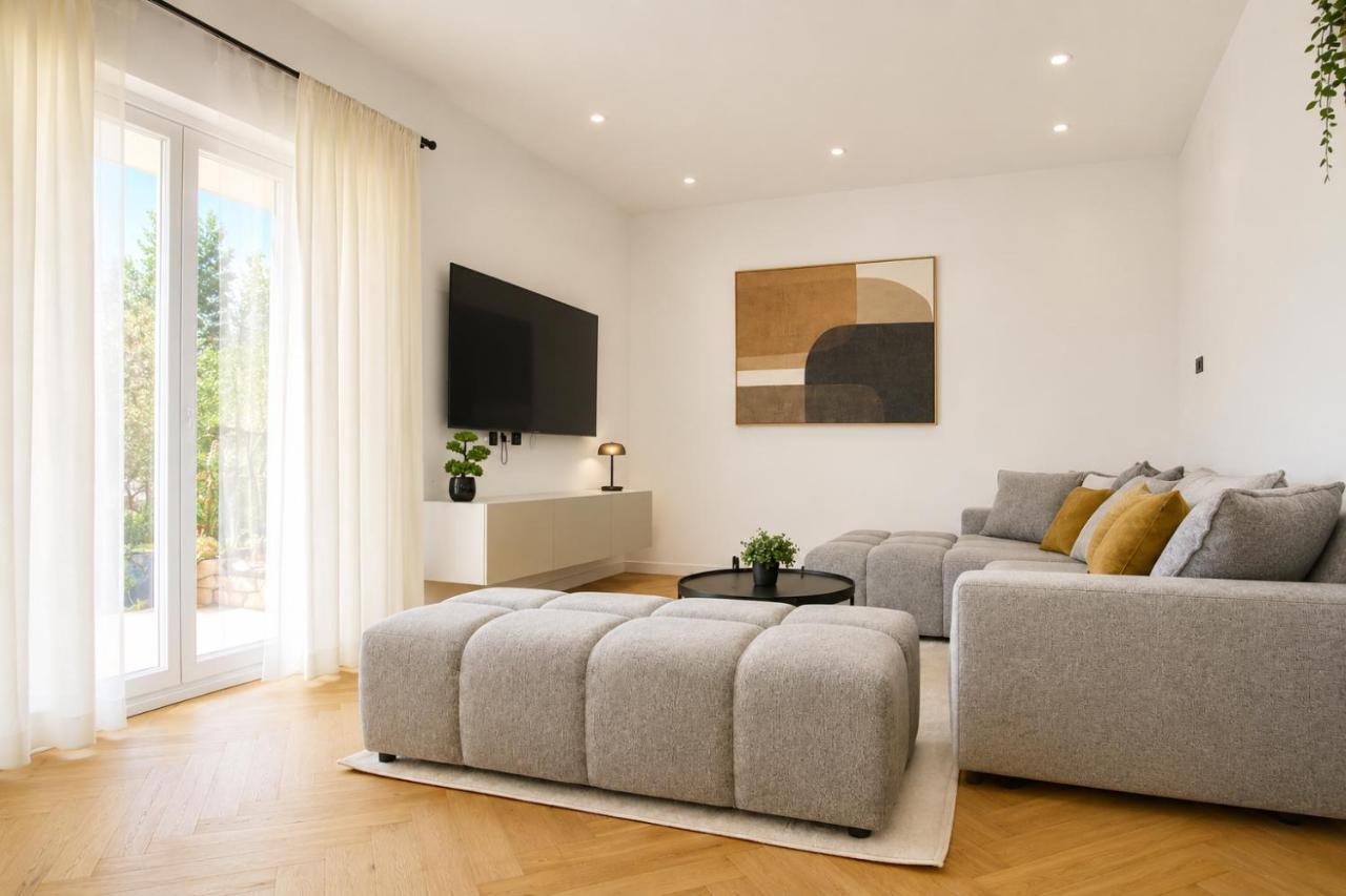 Luma Luxury Apartment - 5 min Walk to the Beach - Ferienwohnung Sutomišćica