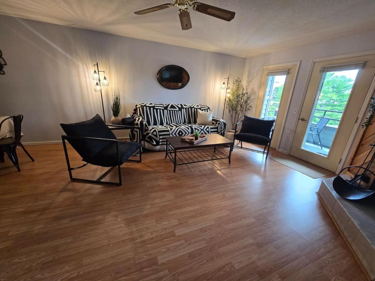 Spacious 2-Story Condo by the Lake - Chambres d'hôtes Wisconsin Dells
