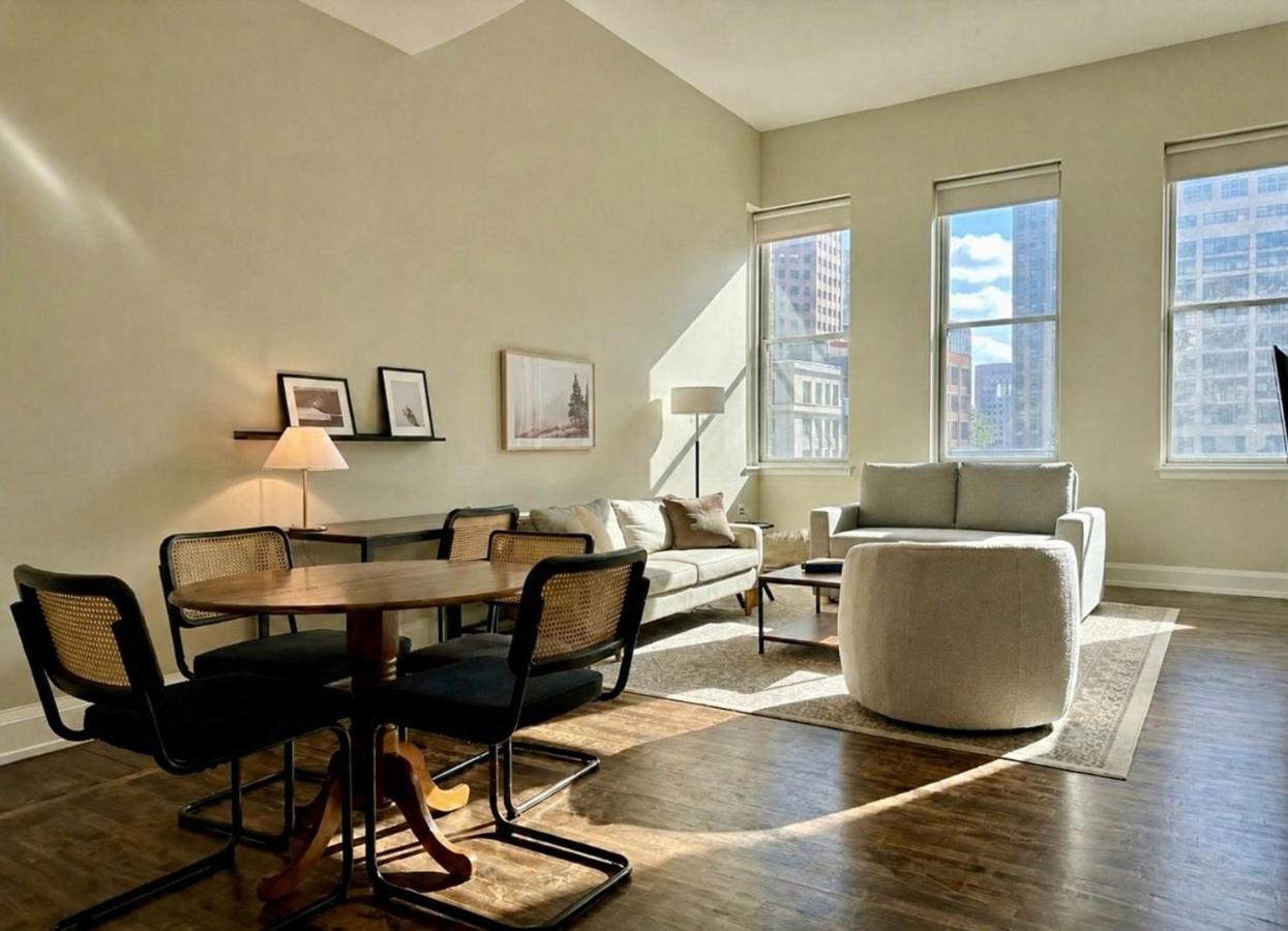Downtown Luxe 2BR Loft Apt - Sleeps 8 - Walkable - Bed and Breakfast Milwaukee