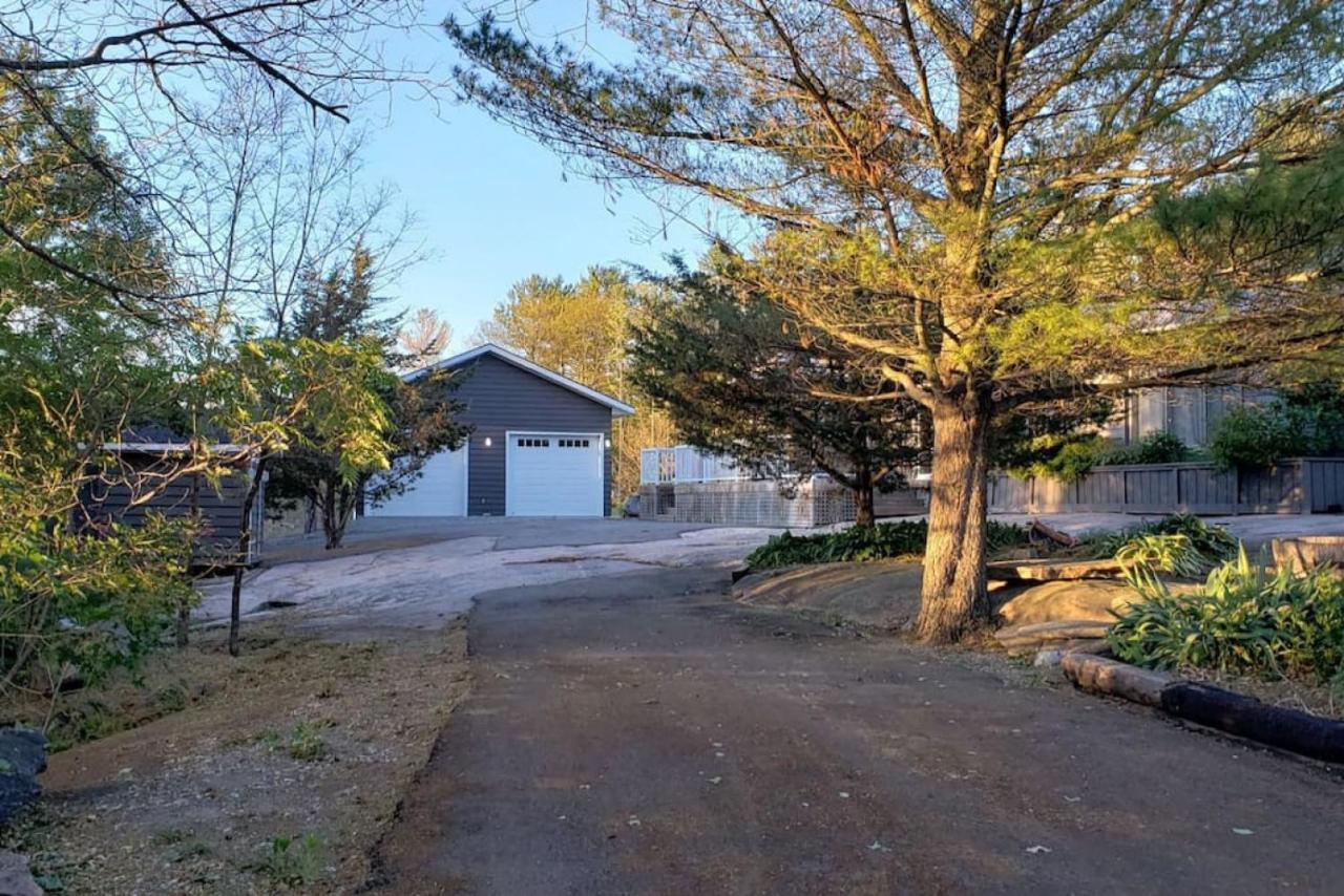 4BR Honey Harbour Cottage | Hot Tub & Fire Pit - B&B Honey Harbour