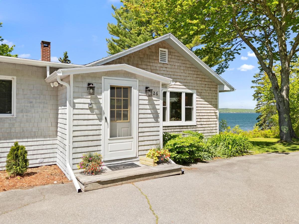 Charming home with stunning bay views, sunroom, gazebo, deck, & grill - B&B Trenton