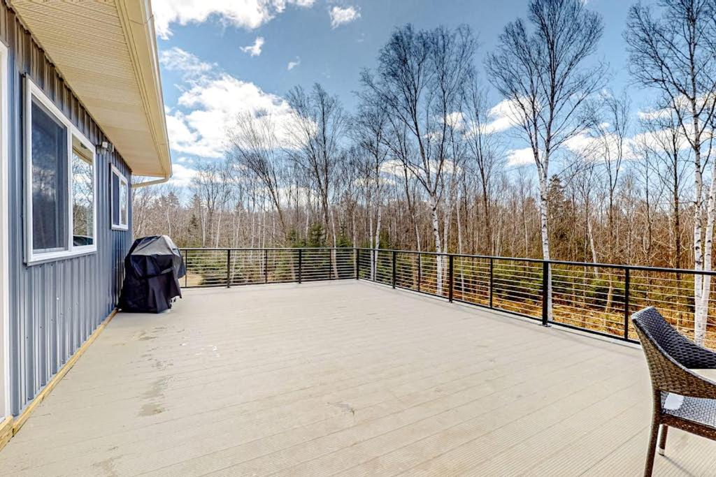 Dog-friendly apartment by Moosehead Lake with sprawling deck & firepit - B&B Rockwood
