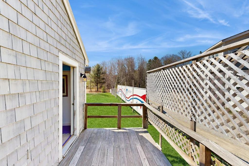 Charming, single-level getaway with a full kitchen, fast WiFi, & grassy yard - Ferienwohnung Boothbay