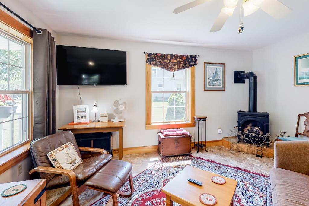 Two-story home steps from Laite Beach - stroll to the harbor, 1 dog welcome - Ferienwohnung Camden