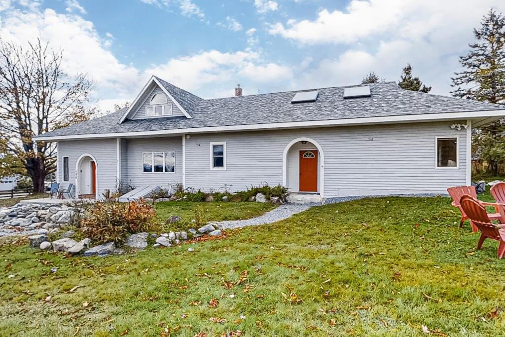 Spacious country home with water views - near beach & Acadia National Park - Ferienwohnung East Lamoine