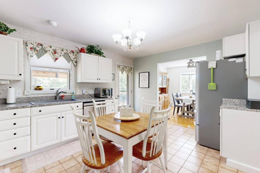 Charming Lakefront House with Outdoor Firepit, Washer/Dryer and Wifi - B&B Gouldsboro
