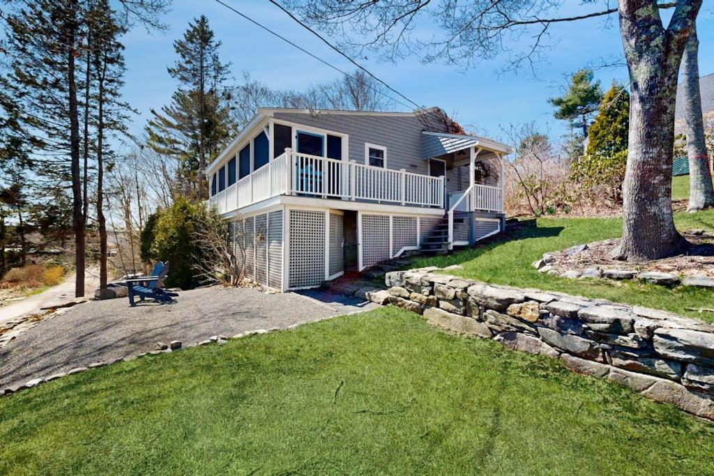 Dog-friendly river-view home with wood stove, deck, patio, dock, beach, grill - Ferienwohnung Boothbay