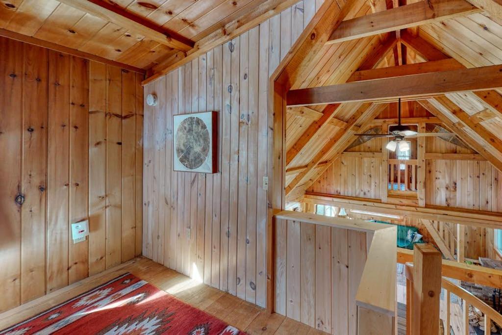 Cozy woodsy Cabin w/ a Deck, Firepit, Gas Grill, Free WiFi, & Full Kitchen - B&B Greenville