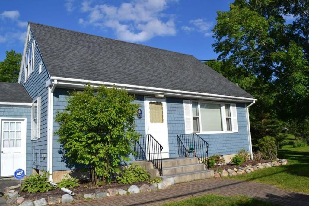Charming Coastal House with Cozy Living Spaces and Outdoor Firepit - Chambres d'hôtes Winter Harbor