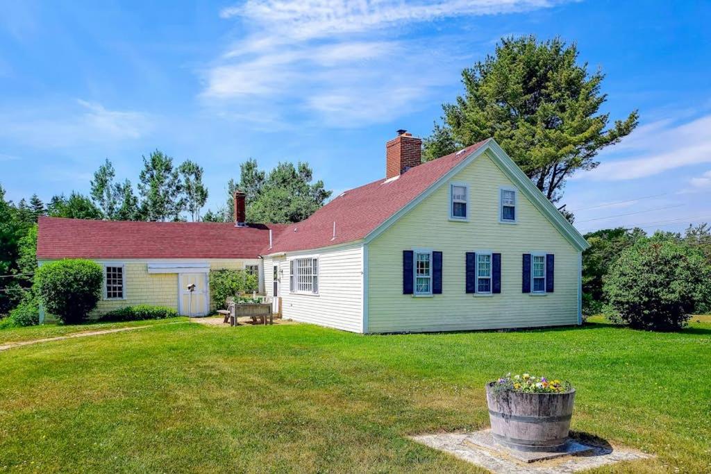Charming Seaside Cottage with a Gas Fireplace, Spacious Patio, and Nearby Hiking - Chambres d'hôtes Hancock