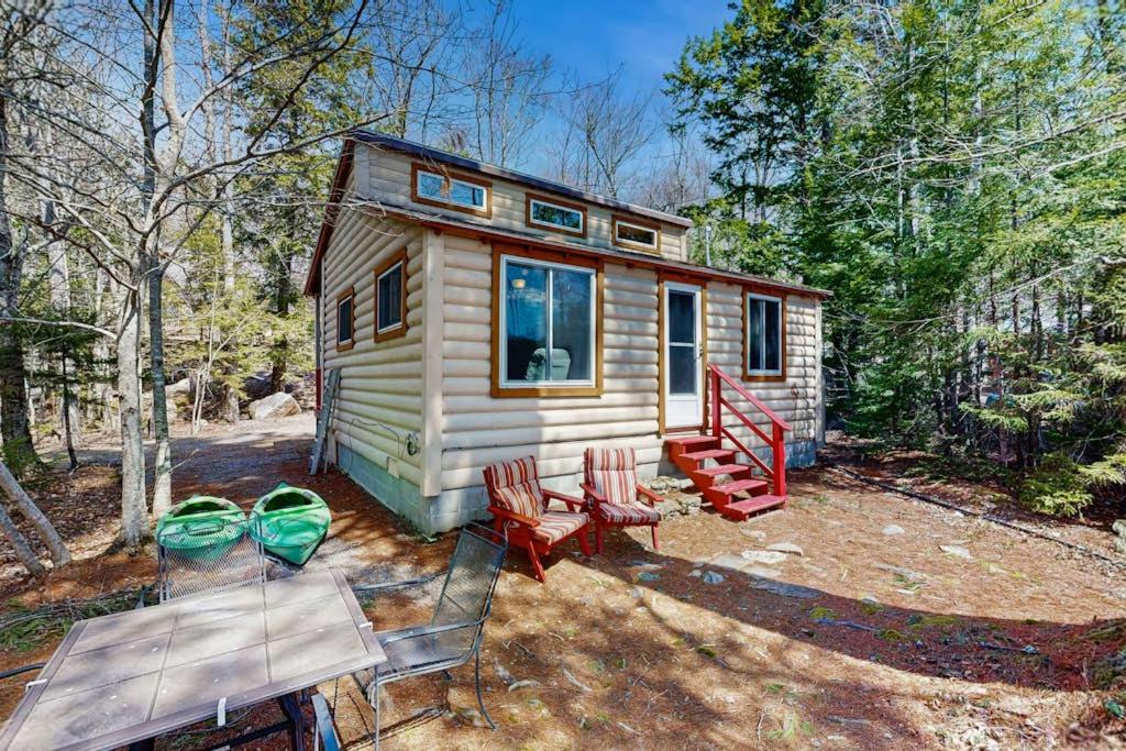 Quiet lakefront cottage with a firepit, private beach, & two kayaks - B&B Otis
