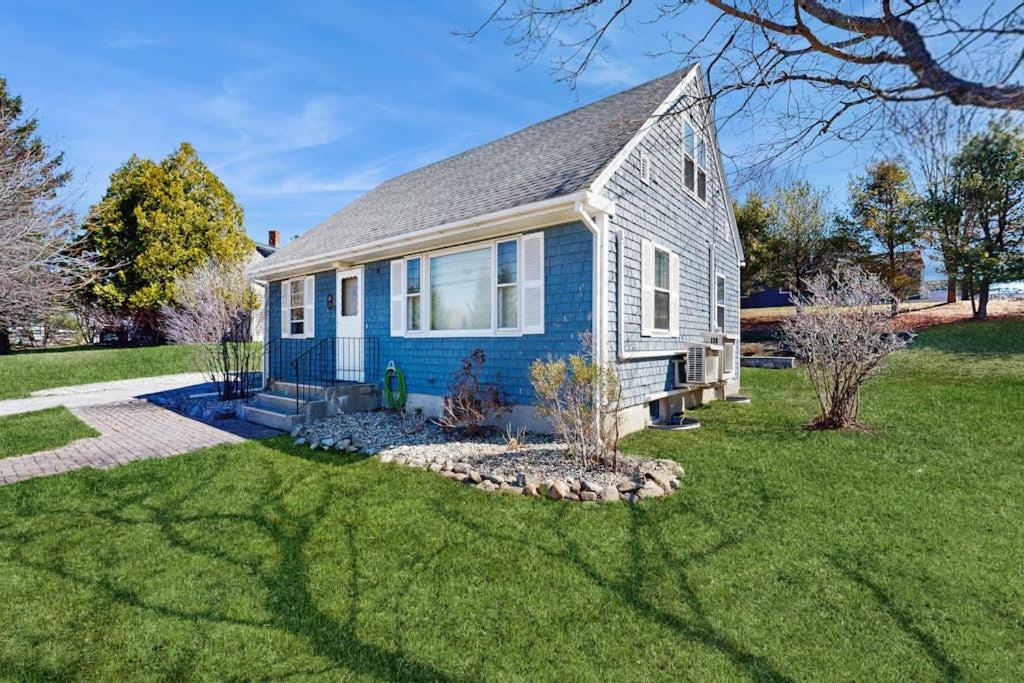 Charming Coastal House with Cozy Living Spaces and Outdoor Firepit - Bed and Breakfast Winter Harbor