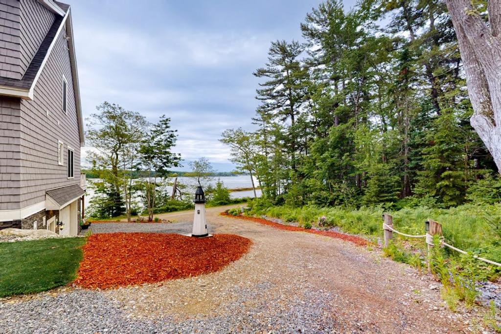 Luxurious waterfront home with deck, firepit, hot tub, fireplace, & pool table - B&B Boothbay