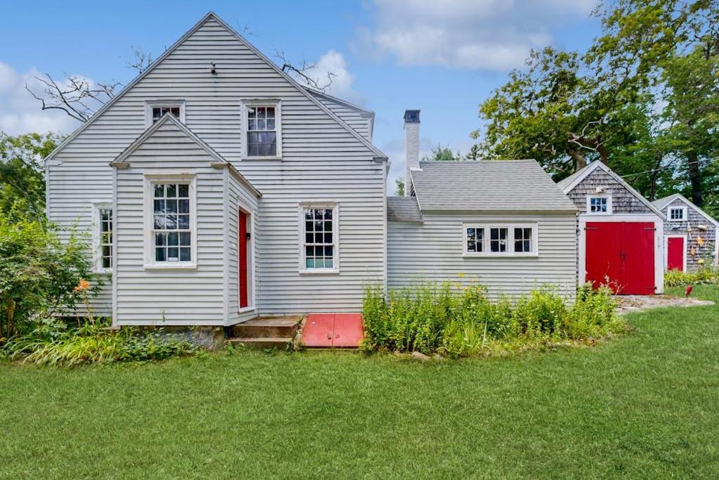 Historic riverfront home with boathouse & private dock - dogs OK - Bed and Breakfast Boothbay