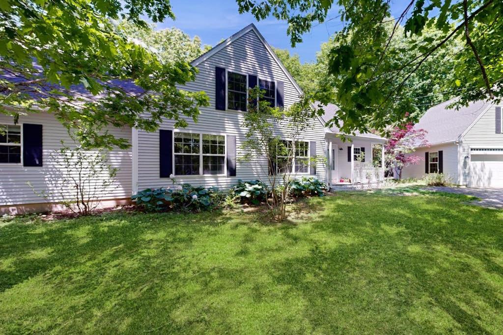 Peaceful home with forest views & great yard - minutes to town - B&B Wiscasset