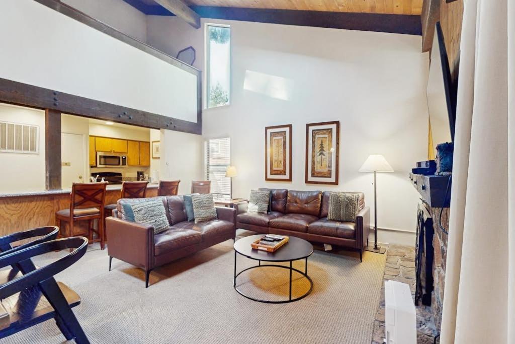 Charming Condo with WiFi Gas Fireplace & Shared Pools Hot Tub & Nearby Beach - B&B South Lake Tahoe