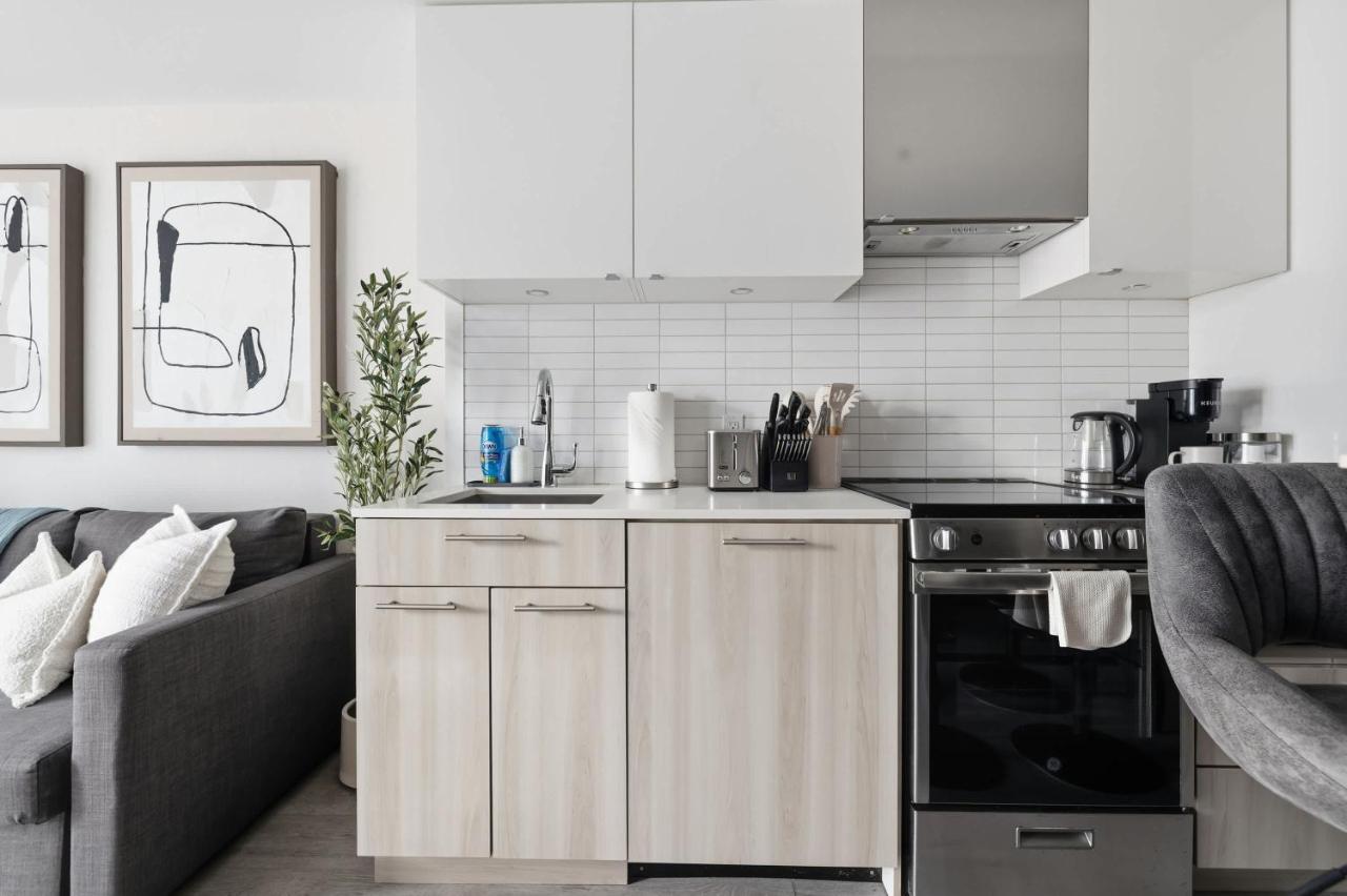City Lights & Downtown Living 2BR Condo - B&B Toronto
