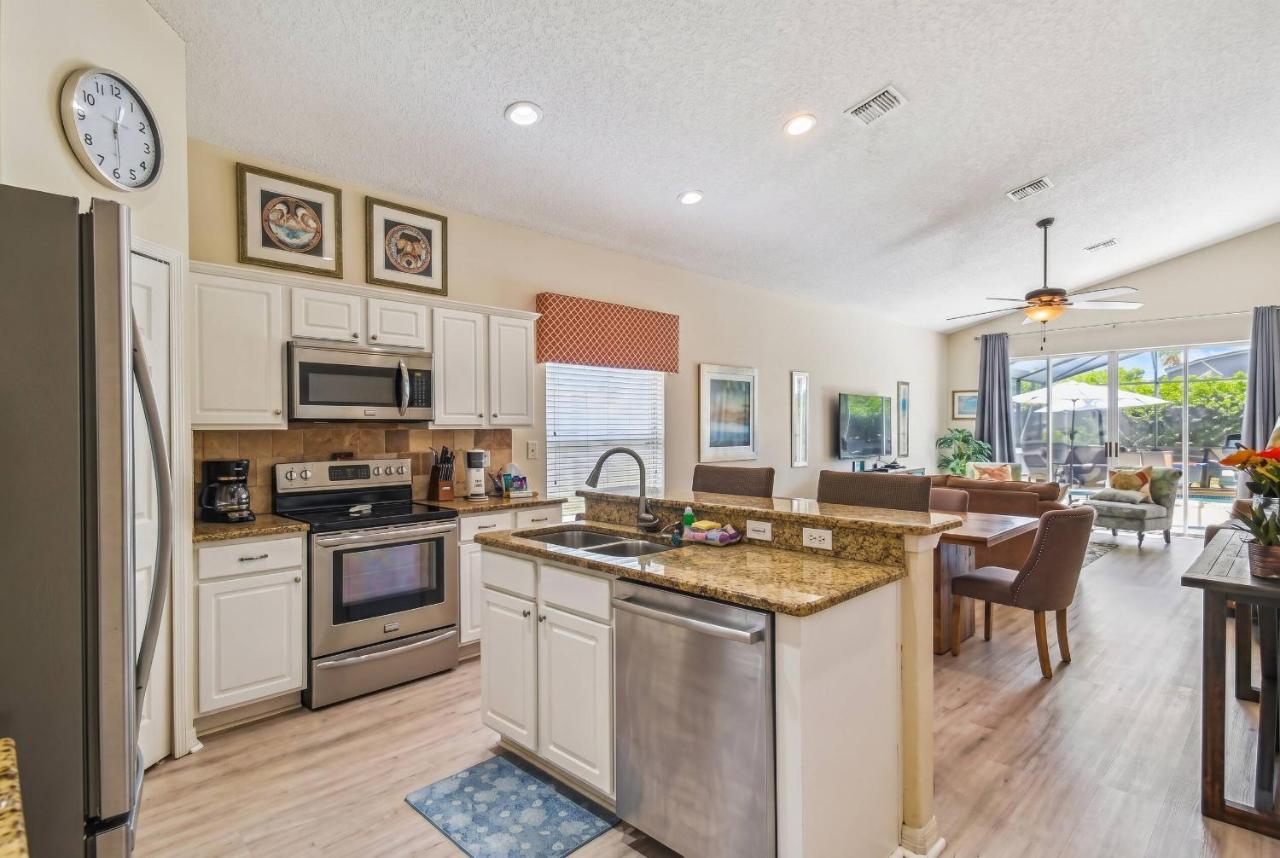 4BR Pool Home w 2 Suites Near Disney - B&B Orlando