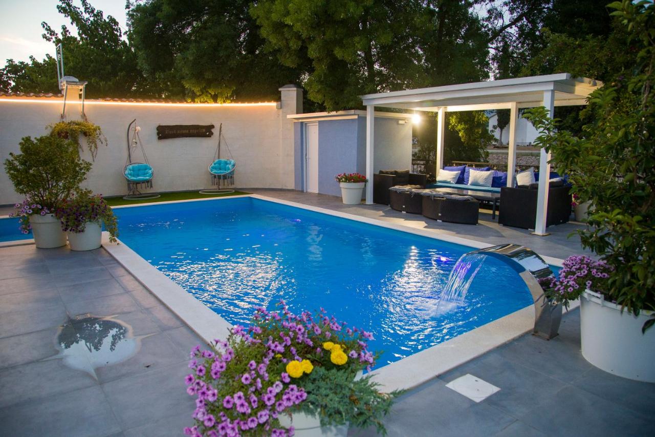 Private Riverside Villa Silvia - B&B Mostar