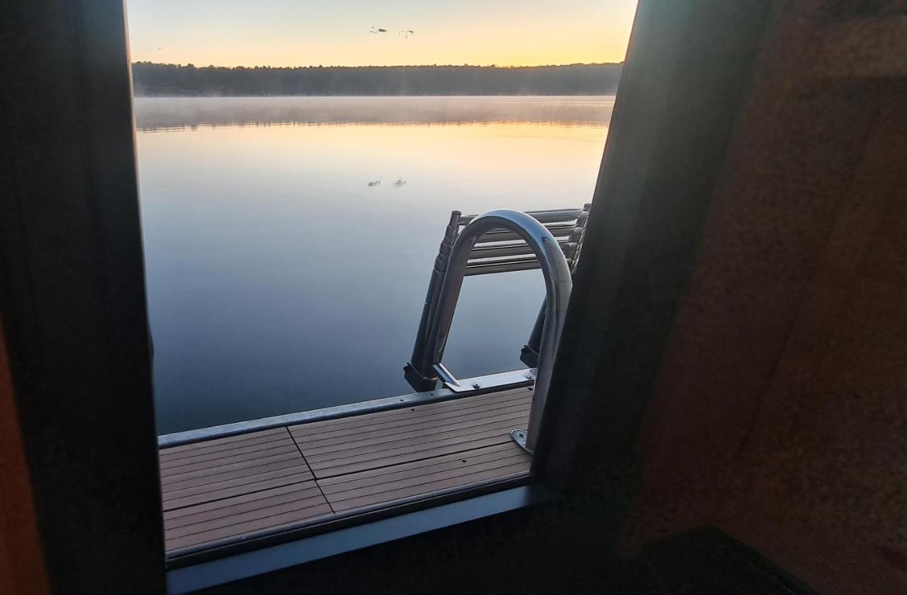 Design Hausboot am See bei Berlin mit Sauna und Kamin - Chambres d'hôtes Haitz