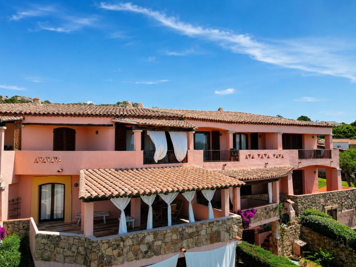 Sunset One, Two and Tree, Sea View Apartments with Pool - Bed and Breakfast Baja Sardinia