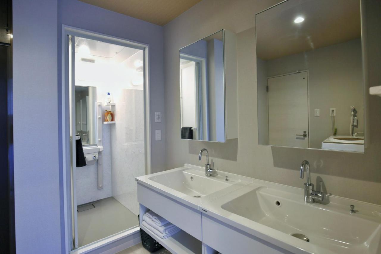 DJX2F Spacious 68 sqm Family Home near Asakusa 1 Double Bed 2 Small Double Beds 1 Sofa Bed Double Washbasin Sleeps 6 - Chambres d'hôtes Tokyo