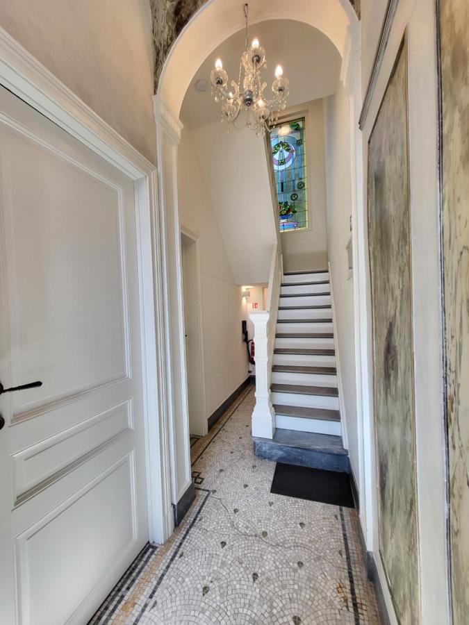 Castle-grounds house with rooftop view & jacuzzi - Bed and Breakfast Gent