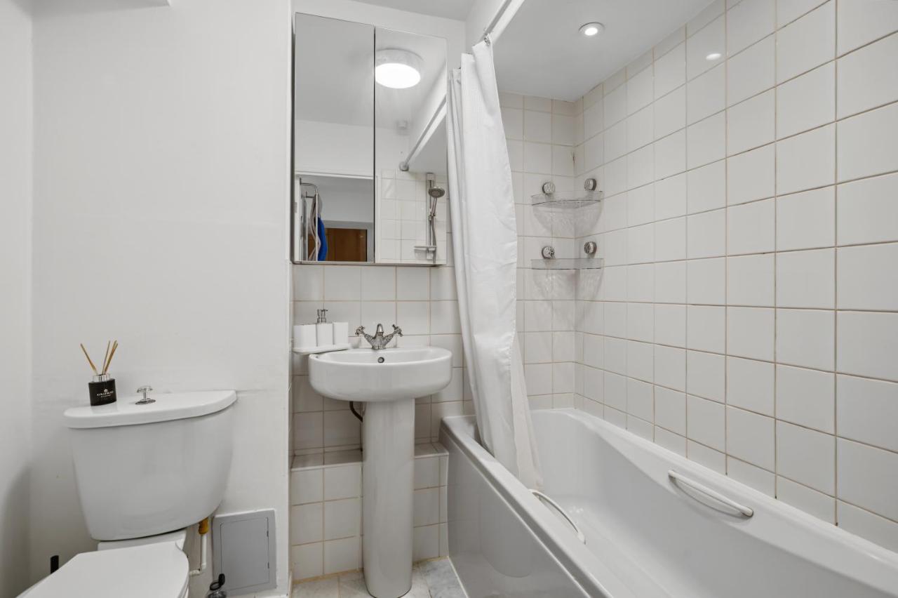 A modern, comfortable flat in West London near Kew Gardens - Chambres d'hôtes Brentford