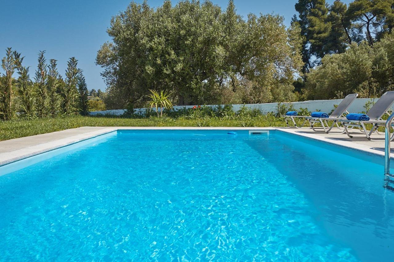 Luxury Villas with Private Pool & Garden in Halkidiki - B&B Kryopigí