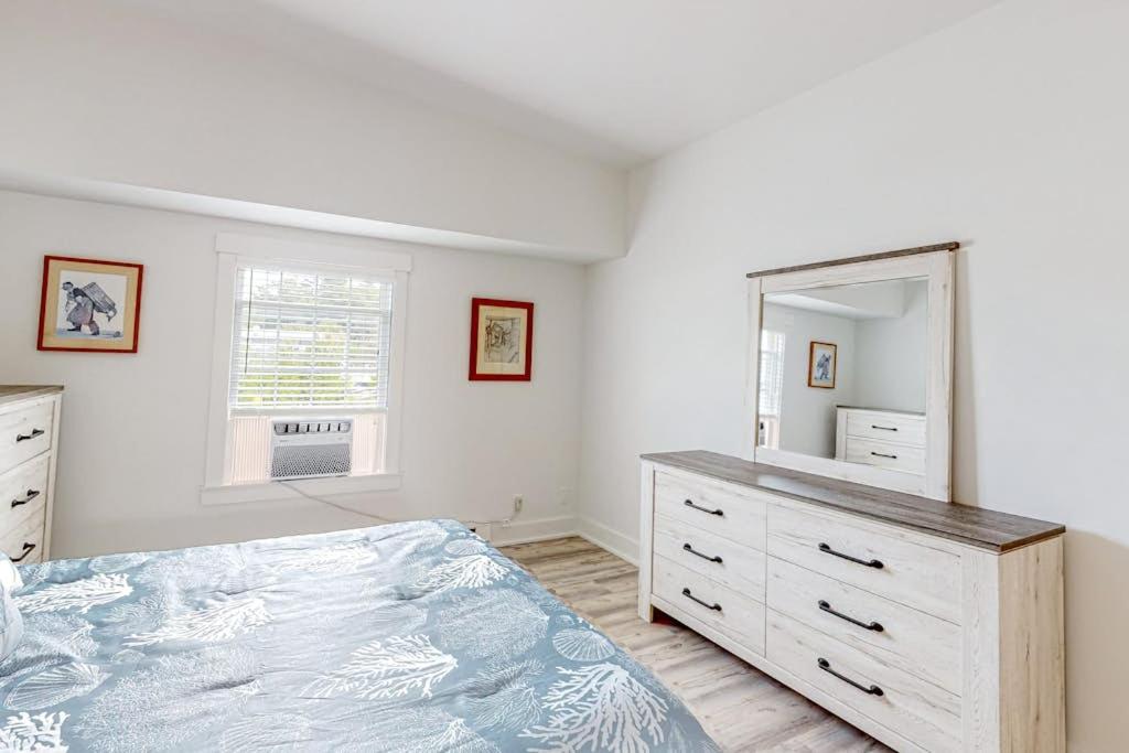 Oceanfront, dog-friendly condo with Boothbay Harbor views & prime location - Ferienwohnung Boothbay Harbor
