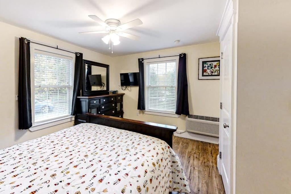 New Riverfront Condo in Sheepscot Harbour - Walk to Famed Seafood Eatery - Chambres d'hôtes Edgecomb