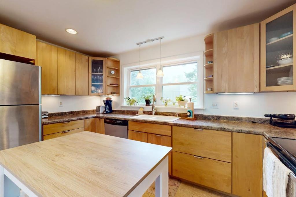 Sunny coastal retreat with deck, grill, beach, dock, & ocean access - Ferienwohnung East Boothbay