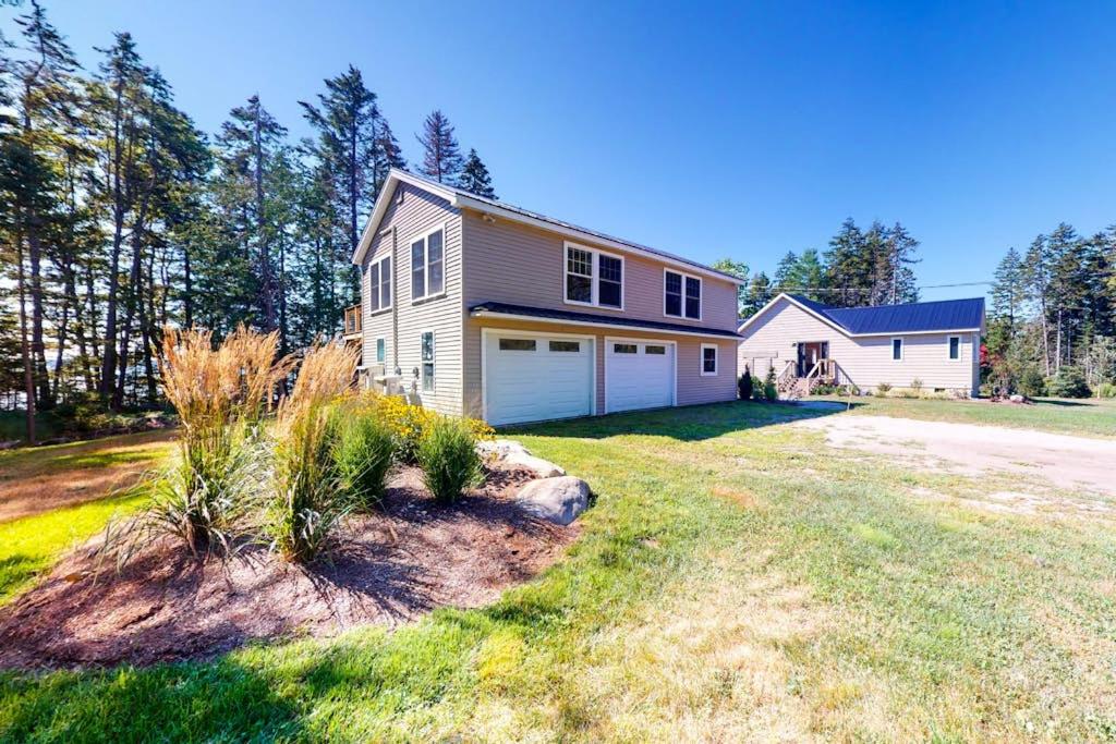 Newly-built waterfront home with fast WiFi, furnished deck, & washer/dryer - Chambres d'hôtes Waldoboro