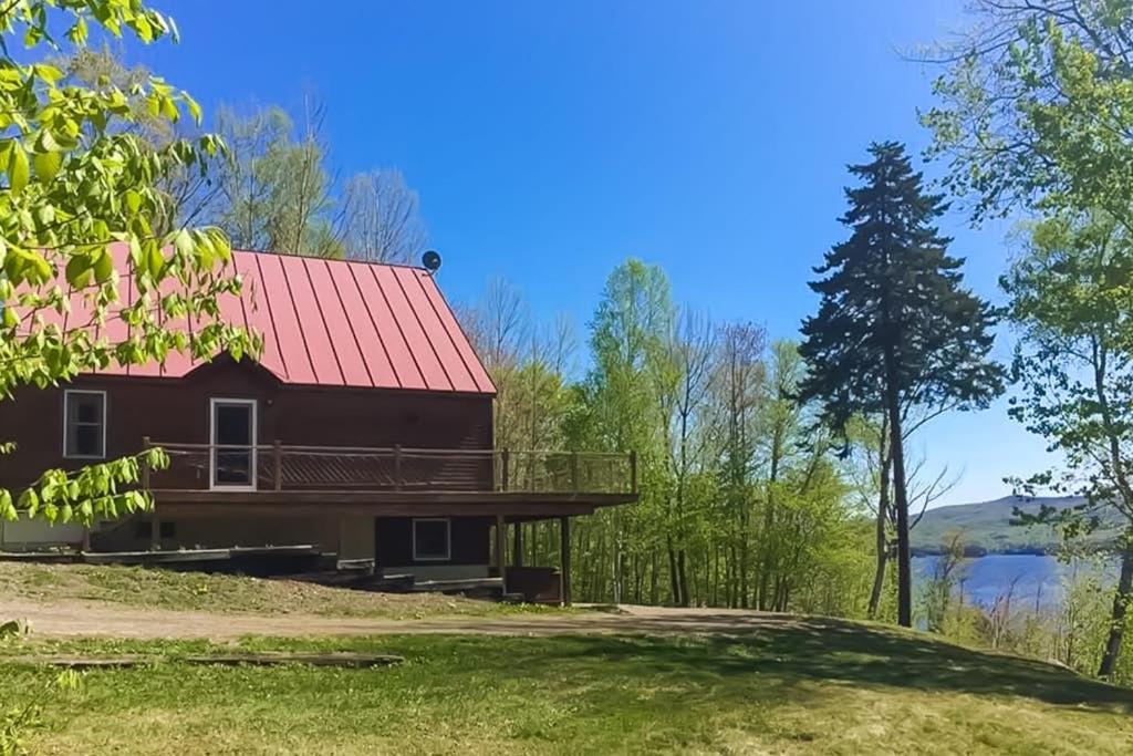 Spectacular lakefront home with dock, firepit, & vaulted ceilings - dog-friendly - B&B Greenville