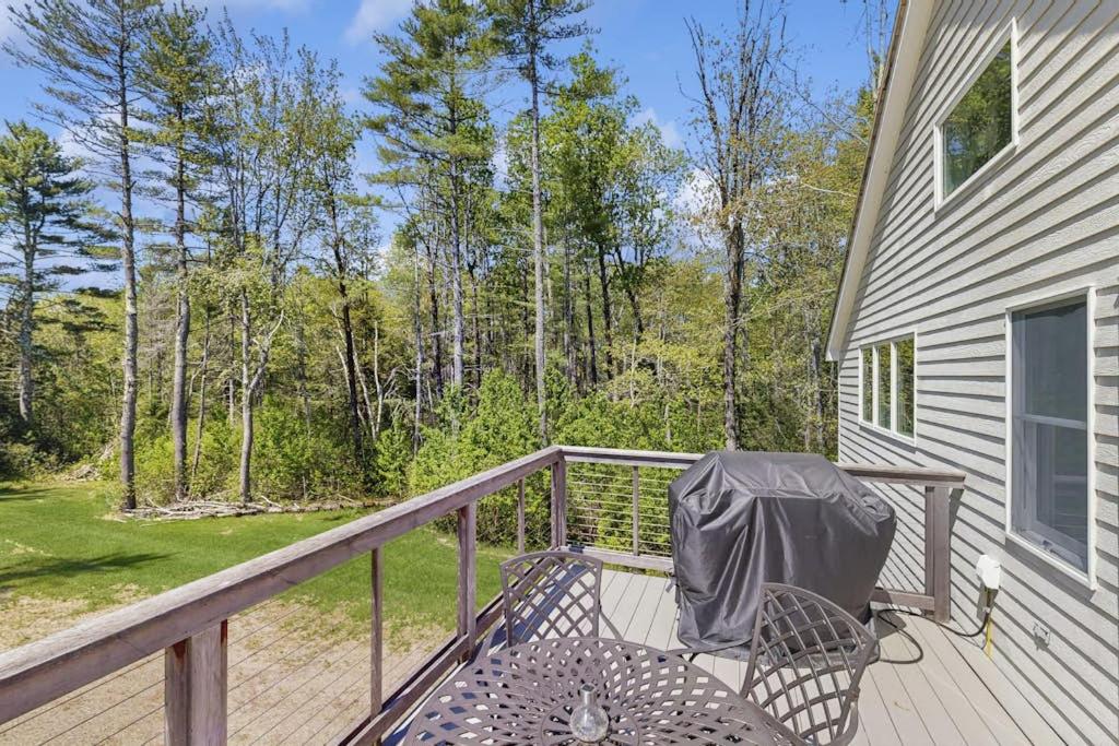 Modern farmhouse with deck, firepit, & balcony - Chambres d'hôtes Northport