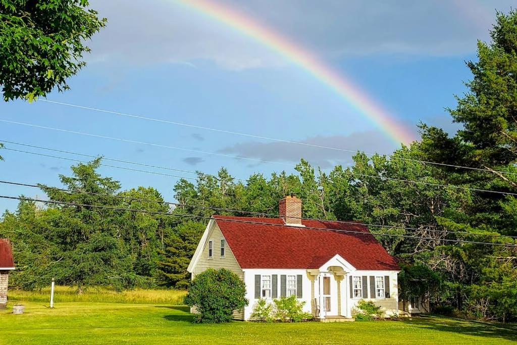 Charming Seaside Cottage with a Gas Fireplace, Spacious Patio, and Nearby Hiking - Chambres d'hôtes Hancock
