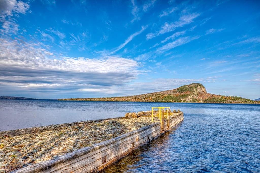 Studio with shared dock & amazing view of Moosehead Lake & Mt Kineo - B&B Rockwood