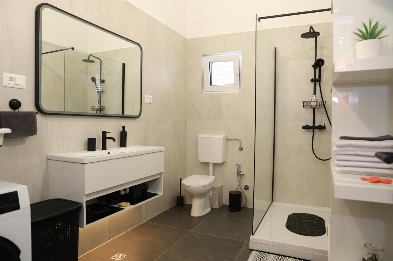 Lity Apartment Blue - B&B Rogoznica