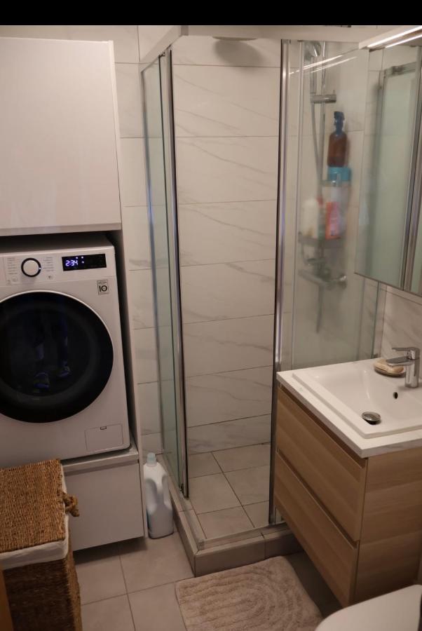 Spacious 1 Bedroom Apartment with 85in TV & Ocean View - B&B Reykjavik
