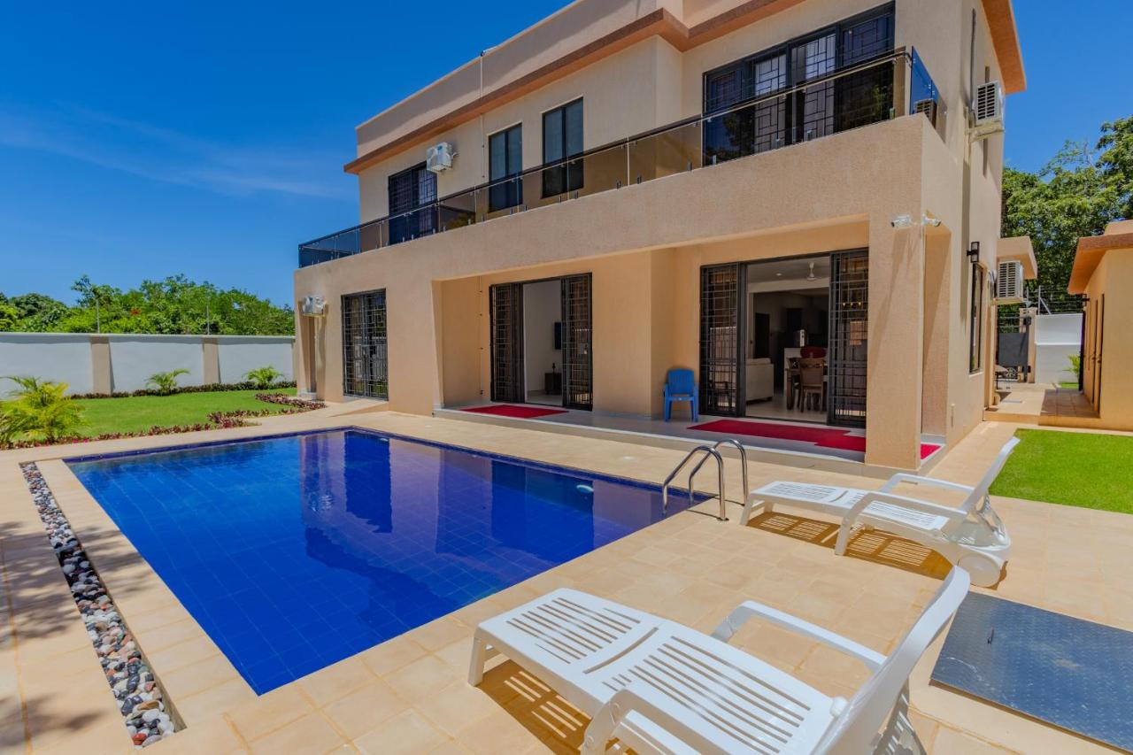 Coastal Haven with Private Pool, AC, and Starlink Internet - Chambres d'hôtes Diani Beach