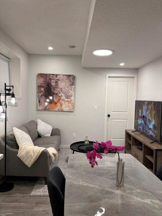 Summer Serene- 2BR - Ferienwohnung Calgary