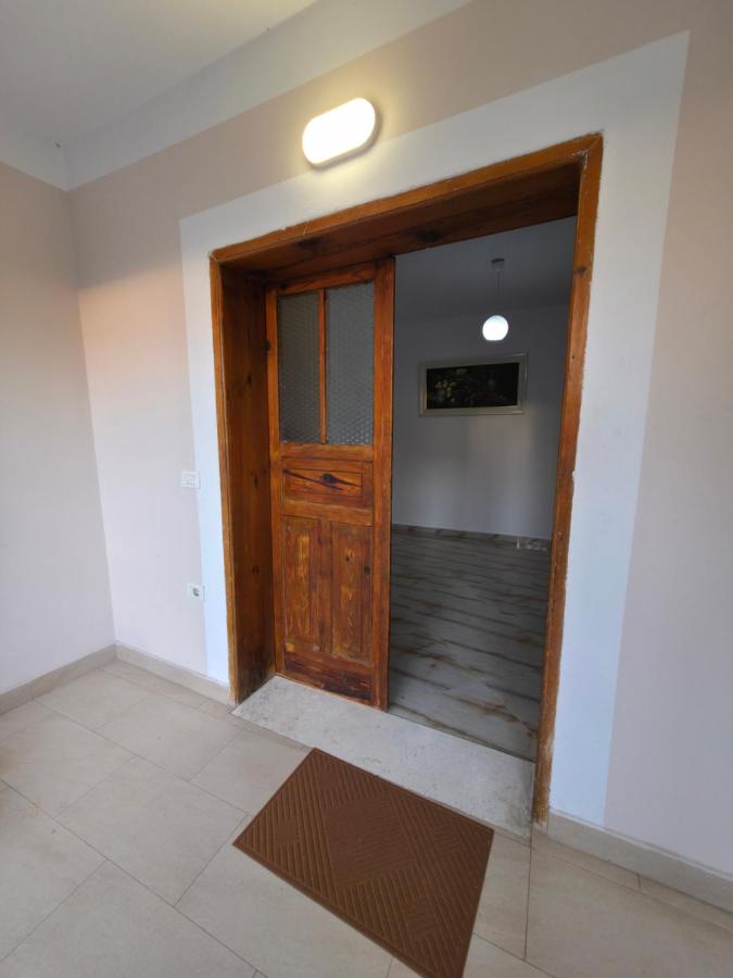 Spacious house with a big garden and fire pit - B&B Tirana
