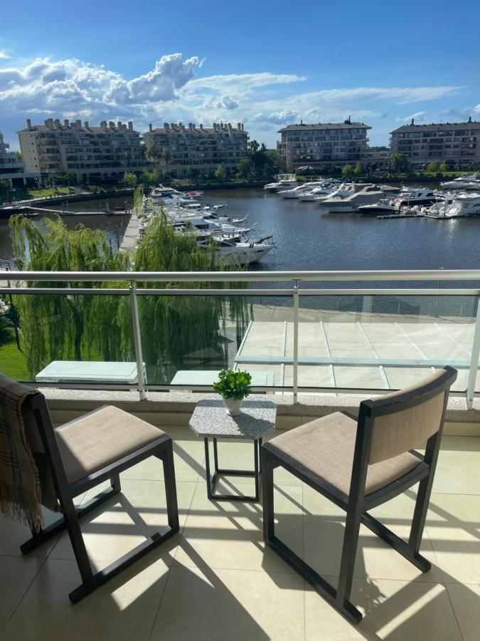 One-Bedroom Apartment with Lake View