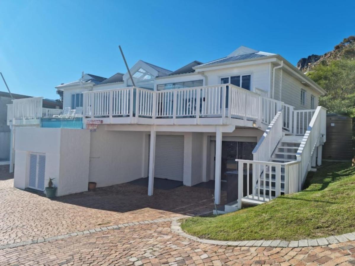 'The Bolussi Beachhouse', sleeps 12 in 6 en-suite bedrooms with Indoor Pool - Chambres d'hôtes Gordon’s Bay