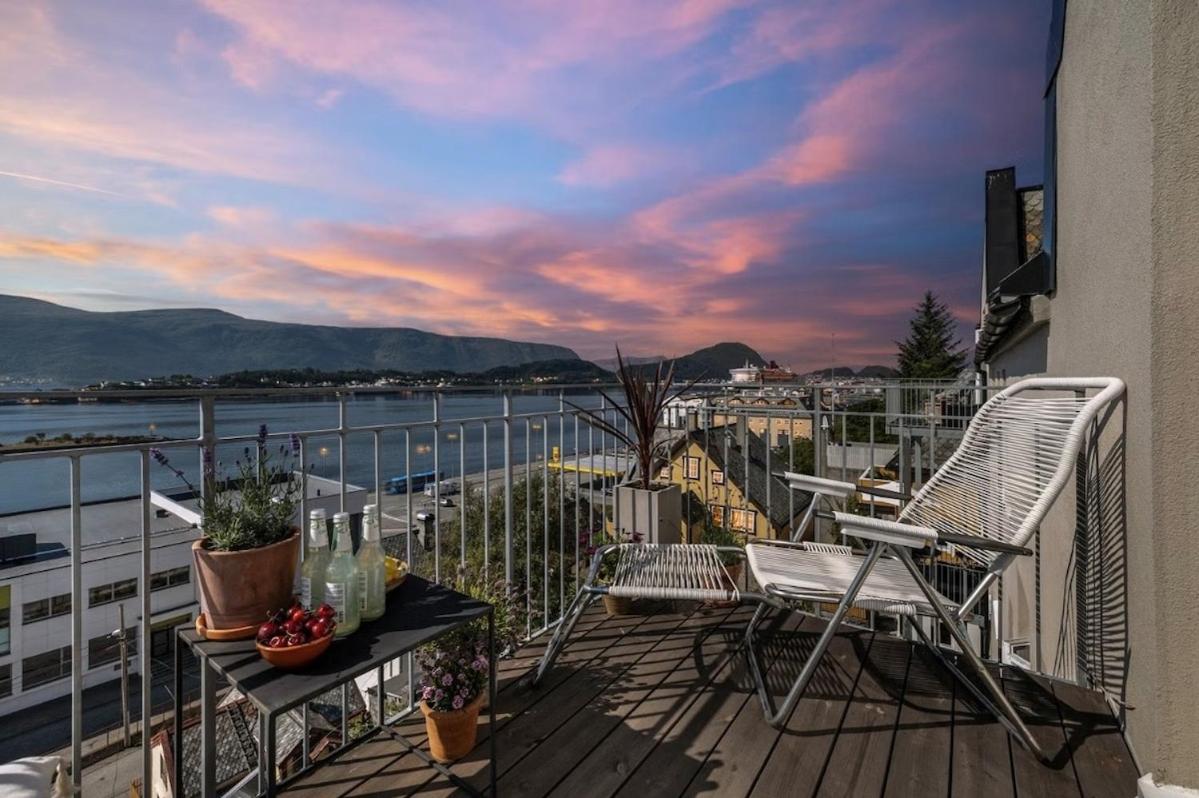 Bright and modern penthouse apartment in the center of Ålesund! - B&B Ålesund
