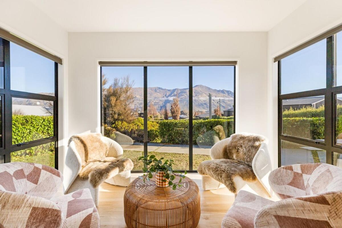Modern Wanaka Home with Mountain Views - B&B Wanaka