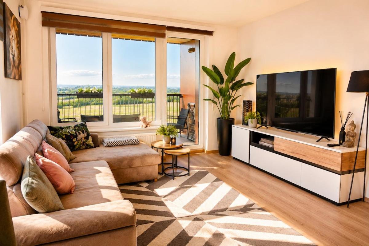 Elegant new flat near Airport TRAM to centre - Chambres d'hôtes Prague